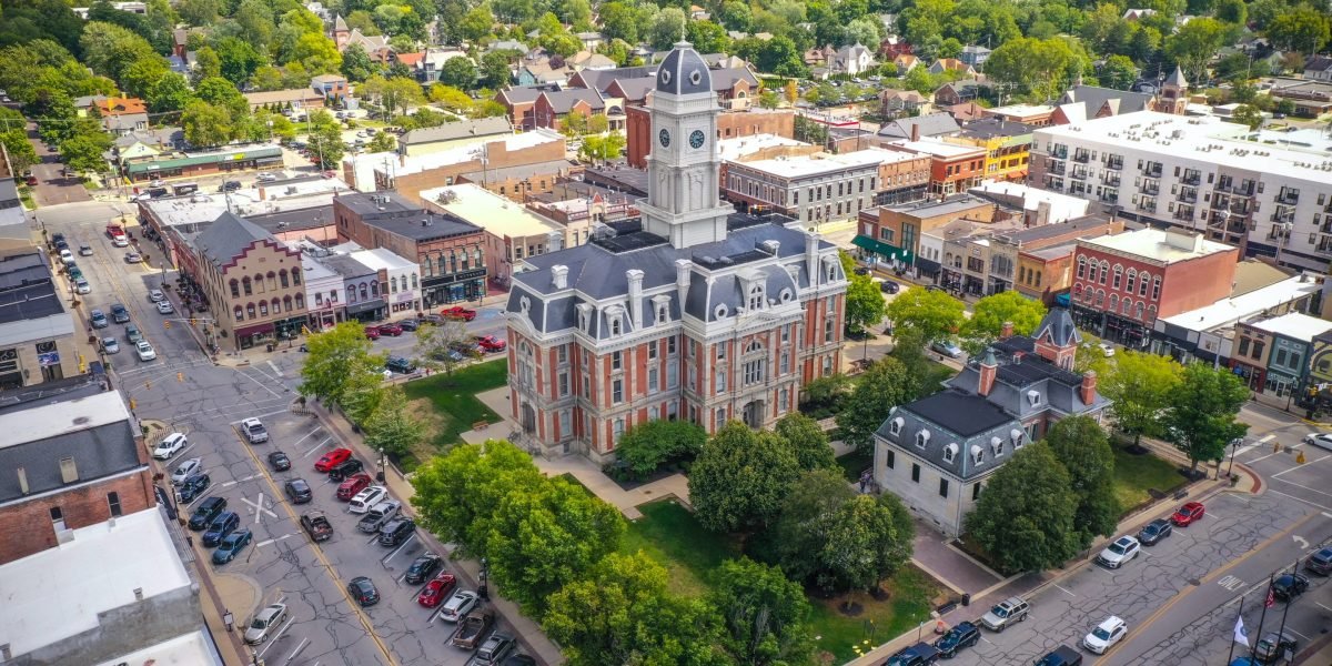 As famílias estão recebendo US $ 5.000 para se mudar para pequenas cidades em estados como Indiana e escapar de uma crise de custo de vida nas grandes cidades