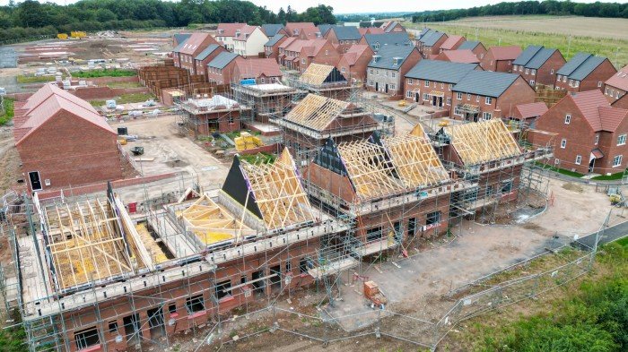 As permissões de queda no planejamento lança dúvidas sobre o alvo da construção de casas da Inglaterra