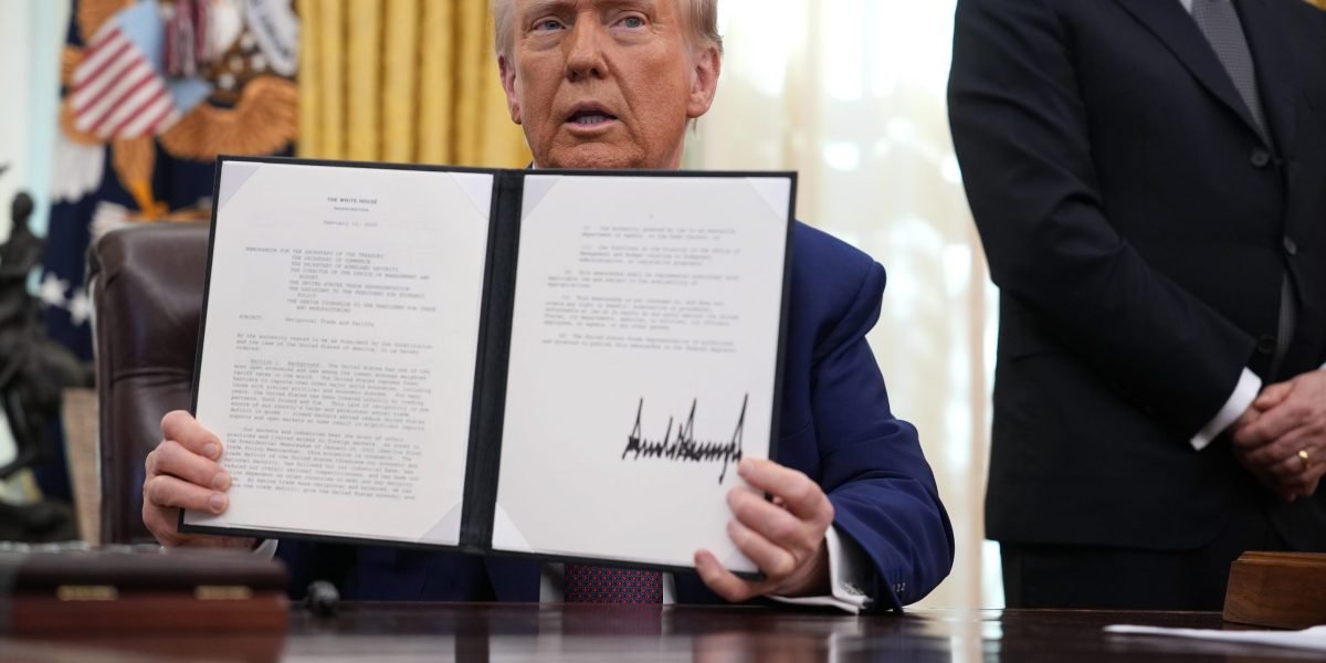 As tarifas de Trump no Canadá e no México simplesmente entraram em vigor. Aqui estão os produtos que de repente podem ficar mais caros