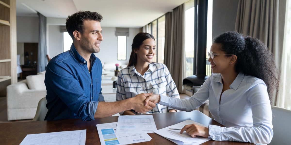 As taxas de hipoteca caíram para o ponto mais baixo deste ano, enquanto os mercados são "assustados" no crescimento econômico e um relatório de sentimento de consumidor azedo