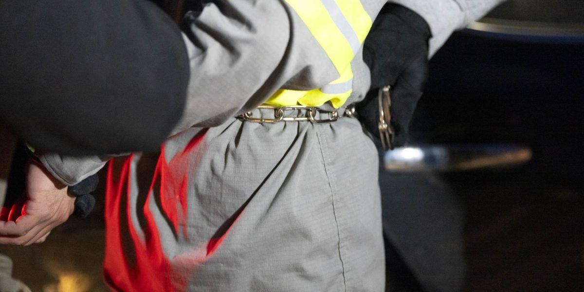 Casal de imigrantes colombianos planejando o casamento apareceu para um check-in de rotina e um foi deportado