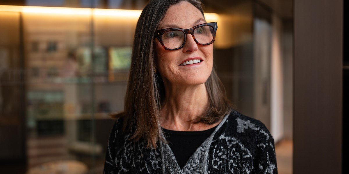 Cathie Wood diz que a maioria dos memescoins vai acabar 'inútil'