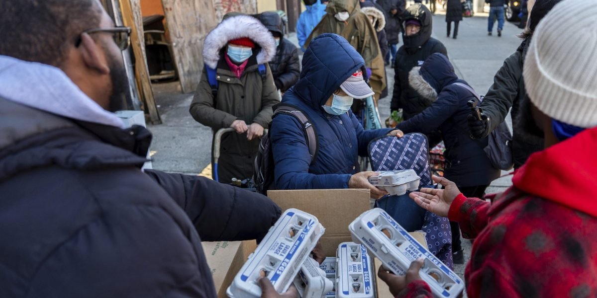 Centenas de nova -iorquinos passaram horas esperando na fila para ovos grátis. Todas as 100 caixas desapareceram em menos de 10 minutos