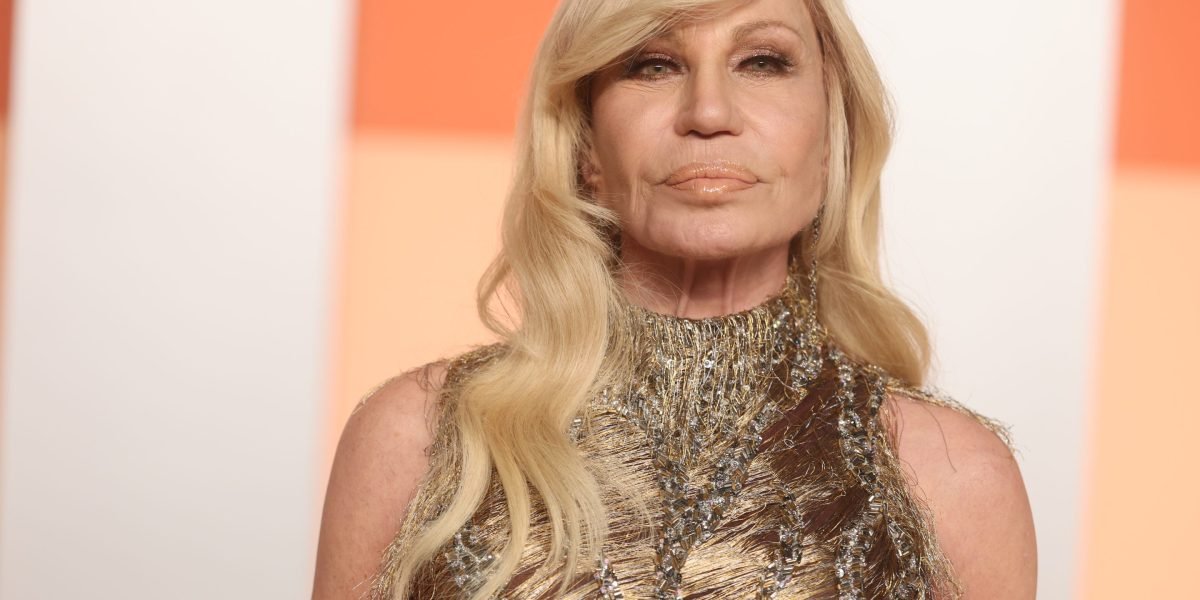 Chefe Criativo Donatella Versace para deixar o cargo na Versace em meio à especulação de aquisição da Prada