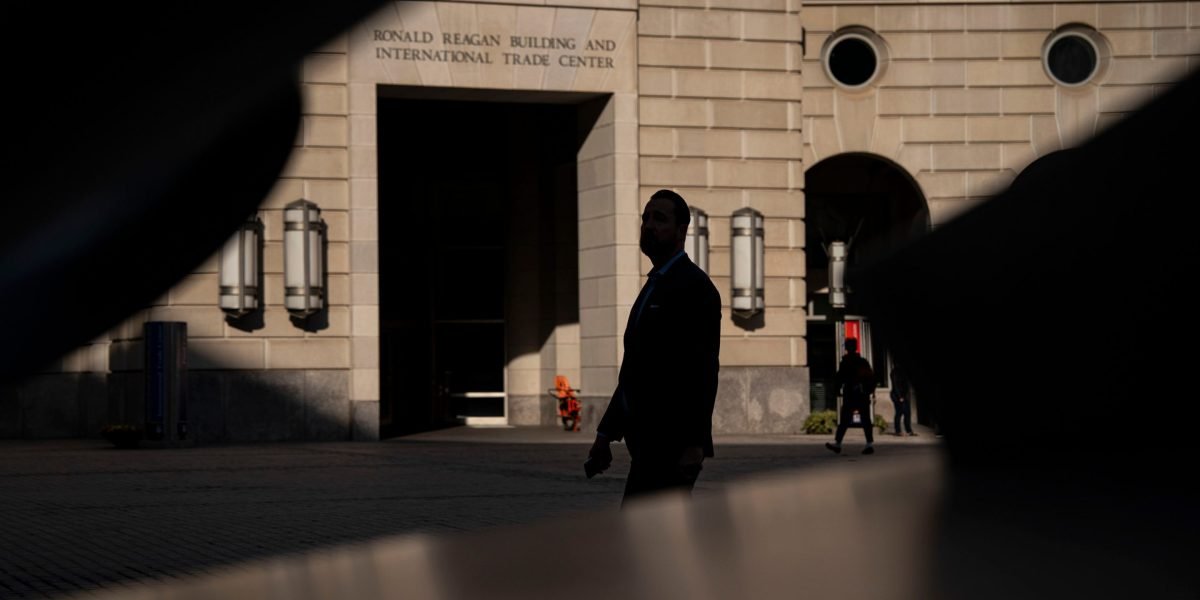 Como um homem afetado pelo congelamento de financiamento federal de Trump está ajudando outros trabalhadores a encontrar novos empregos