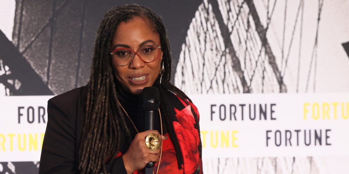 Conheça Lafawn Davis: Um executivo C-Suite na De fato, que desistiu da faculdade e provou que você não precisa de um diploma para conseguir um emprego de melhor