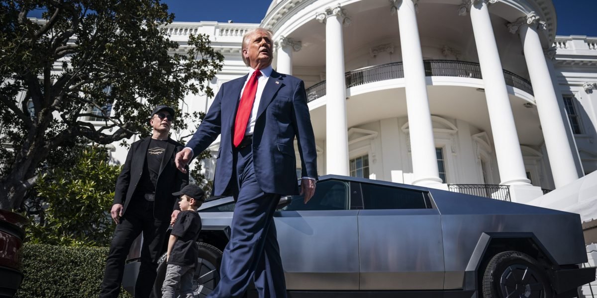 Depois que o Departamento de Justiça acusou três pessoas de vandalizar a propriedade de Tesla, o presidente flutuou enviando o acusado às prisões em El Salvador.