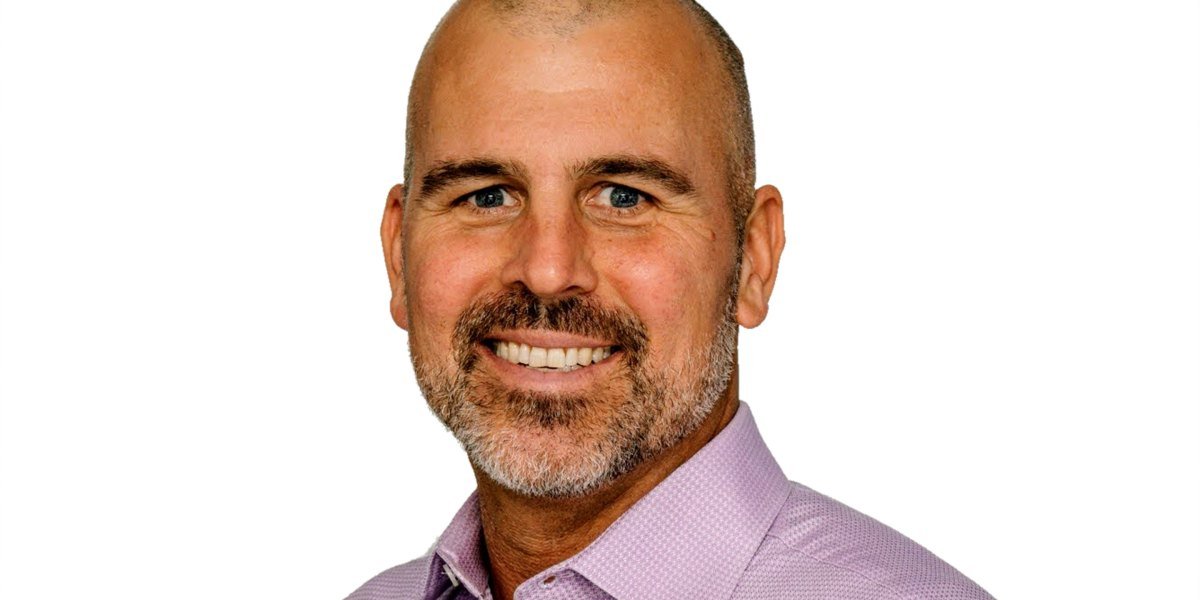 Ele perdeu o emprego por causa do congelamento de financiamento da USAID de Donald Trump. Agora ele está ajudando outros trabalhadores federais deitados a encontrar trabalho