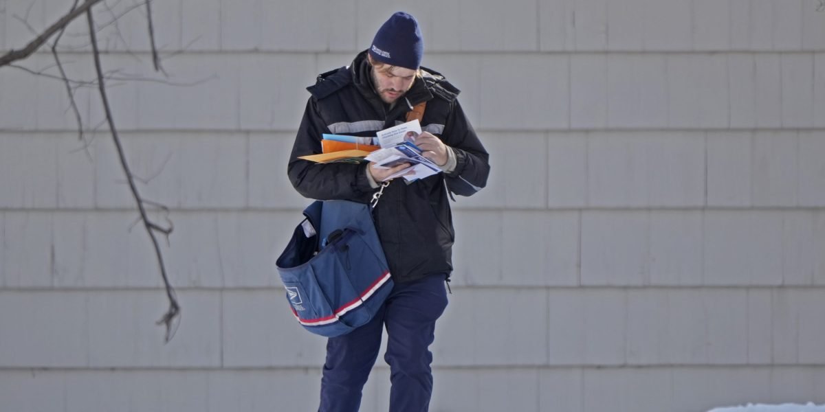 Elon Musk e Donald Trump querem privatizar o Serviço Postal dos EUA após anos de perdas de bilhões de dólares. Os sindicatos dizem que é uma 'ideia terrível'