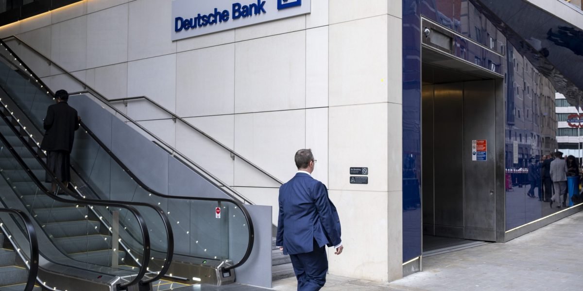 Ex-Staffer processa o Deutsche Bank por US $ 165 milhões em hits de carreira