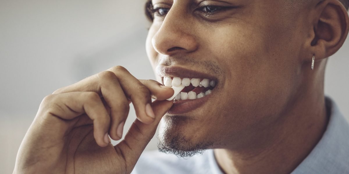 Goma de mascar está liberando microplásticos em seu corpo, o estudo encontra