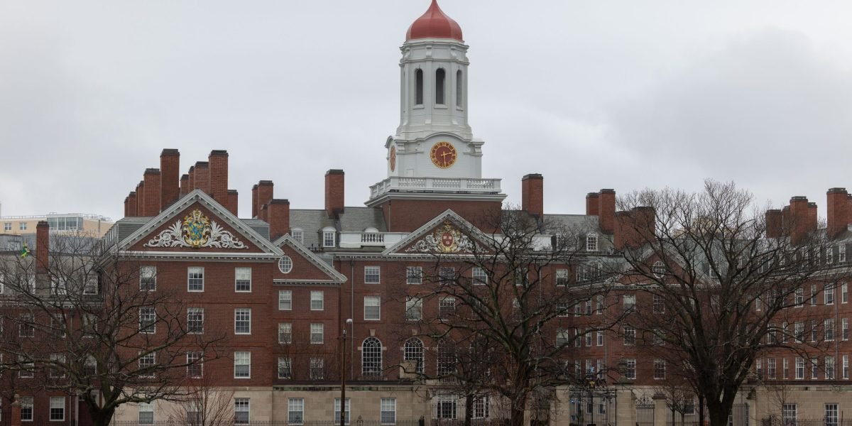 Harvard tornará a taxa de matrícula gratuita para estudantes de famílias que ganham menos de US $ 200.000 por ano e totalmente gratuitos para aqueles que ganham menos de US $ 100.000