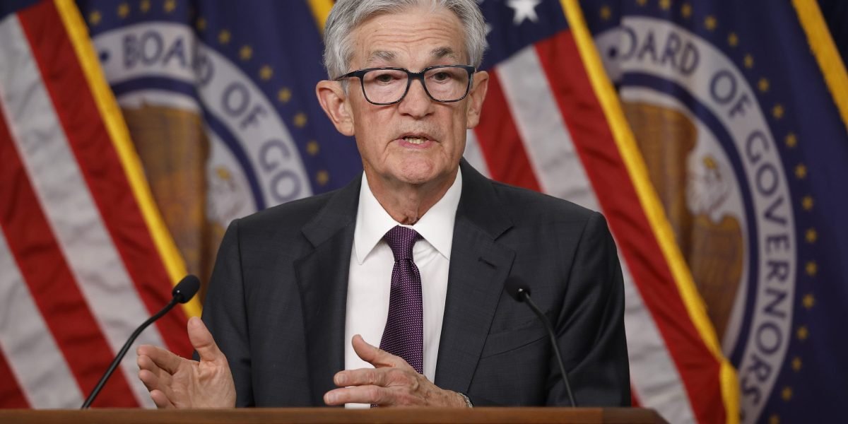 Jerome Powell dobra sobre uma palavra que o assombrou, dizendo que a dor das tarifas seria 'transitória'