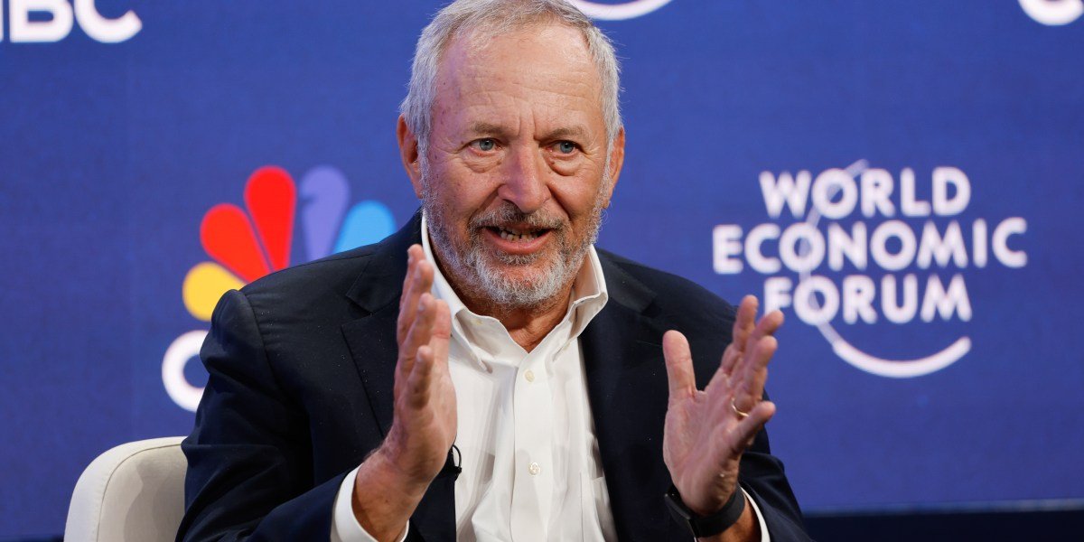 Larry Summers diz que há uma "possibilidade real" de uma recessão, que ele chama de resultado de uma "ferida autoinfligida"