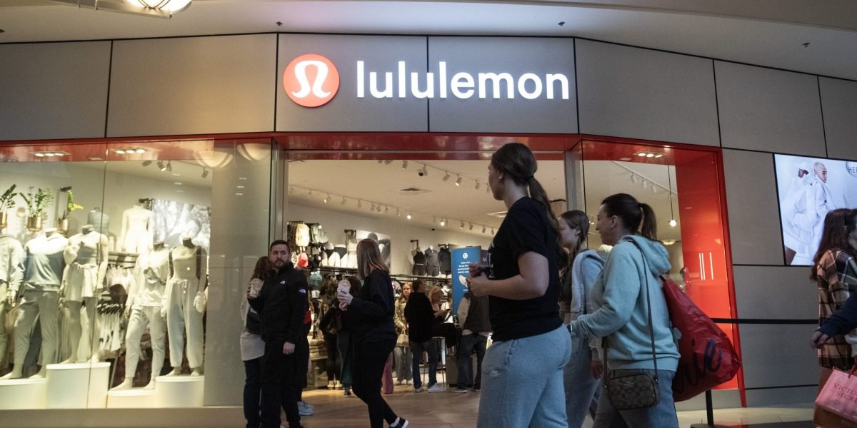 Lululemon aumenta os avisos sobre os gastos do consumidor, como tanques de estoque 15% na fraca perspectiva de receita em meio à incerteza tarifária