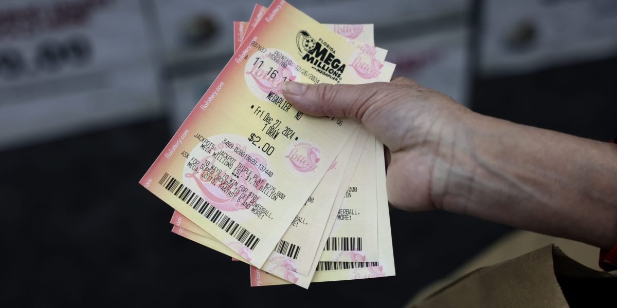 Mega Millions está dobrando o preço de seus ingressos de loteria, mas facilitando a vitória com jackpots superiores a US $ 800 milhões