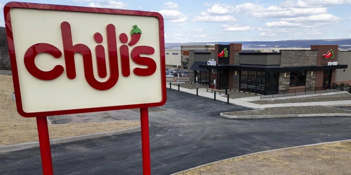 Não houve um pimentão perto da cidade natal do escritório de Scranton em duas décadas. Agora a marca está estreando um restaurante retrô com 'Awesome Blossoms' de volta no menu