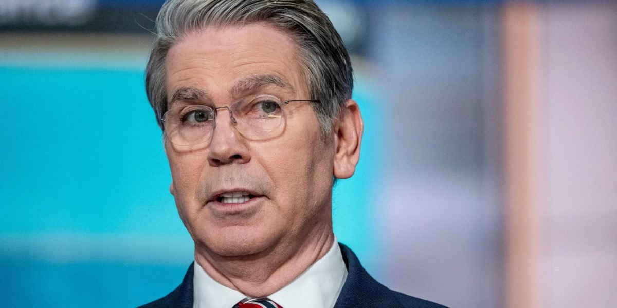 No ano passado, o PIB se expandiu em 2,8% e o setor privado acrescentou 1,5 milhão de empregos - mas o secretário do Tesouro de Trump afirma que o crescimento foi "quebradiço por baixo"