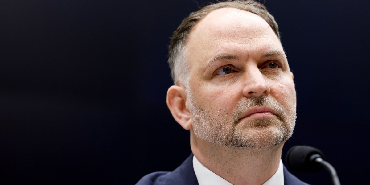 O CEO da Amtrak parte em meio a ameaças de um retração de financiamento de trânsito