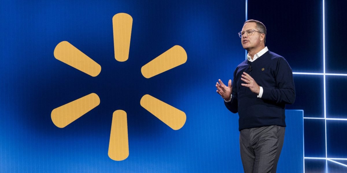 O CEO do Walmart, Doug McMillon, diz que os clientes estão exibindo 'comportamentos estressados' - e já está afundado na avaliação da empresa em US $ 22 bilhões