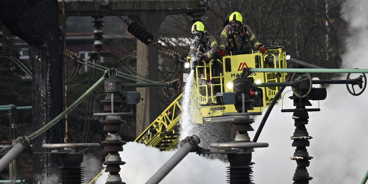 O aeroporto de Heathrow de Londres fechou devido a grandes incêndios - causando interrupções mundiais em todo o mundo, pois mais de 1.000 vôos afetados