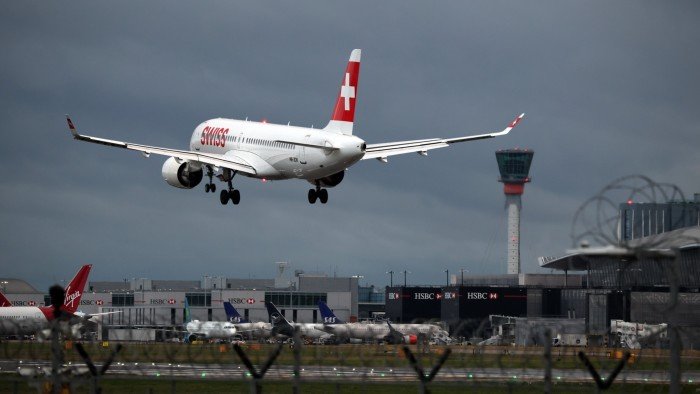 O aeroporto de Heathrow fechou após o incêndio quebrar