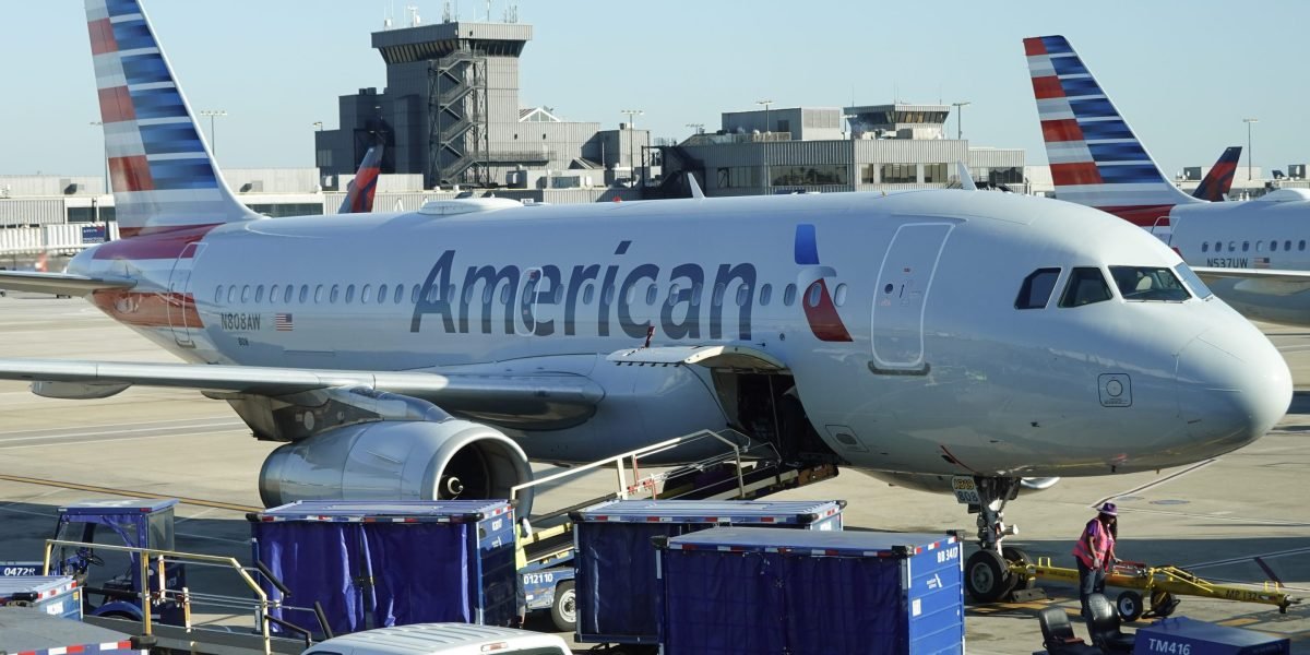 O avião da American Airlines pega fogo no aeroporto de Denver, enviando 12 pessoas para o hospital
