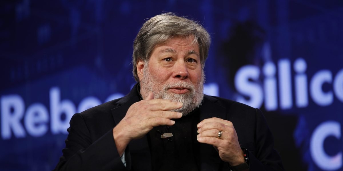 O co -fundador da Apple, Steve Wozniak, diz que Tesla 'é o pior do mundo' em melhorar sua tecnologia para motoristas