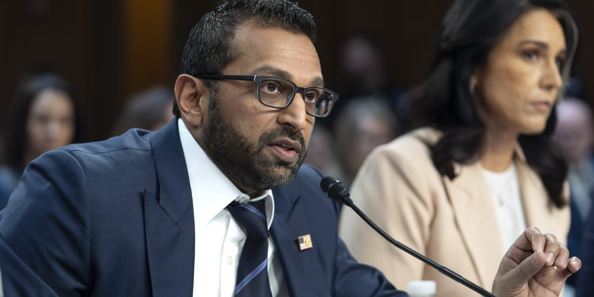 O diretor do FBI evita se comprometer a investigar o vazamento de sinal e diz ao Congresso que não revisou o bate -papo