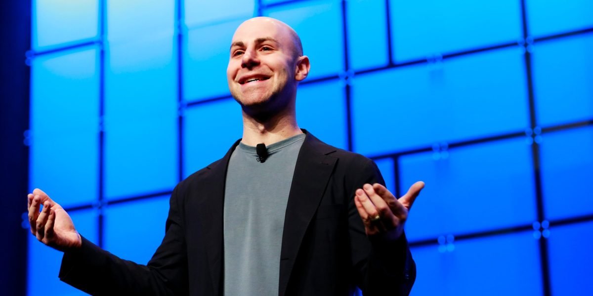 O especialista em trabalho Adam Grant diz que todos devem ser considerados para uma promoção, a menos que explicitamente 'optem por não participar'