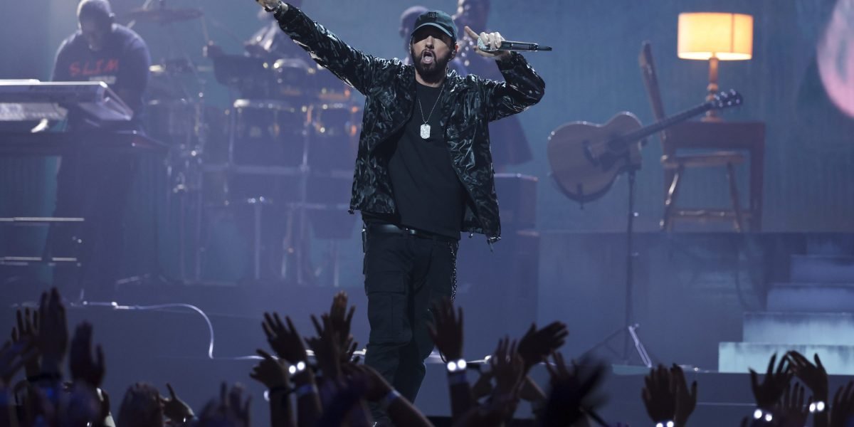 O ex -engenheiro de som de Eminem acusado de vender a música não lançada do rapper para o Bitcoin