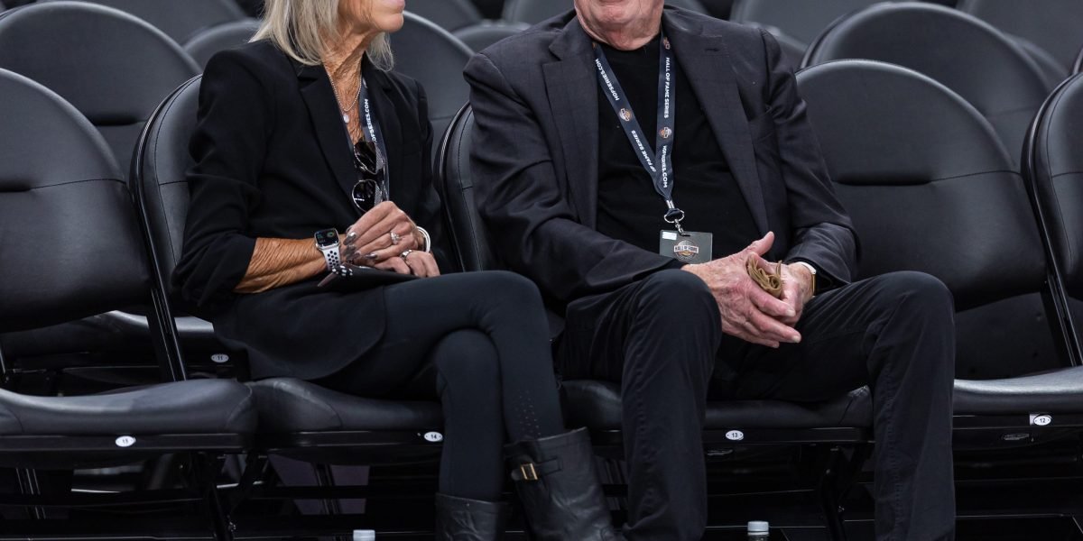 O fundador da Nike, uma herdeira do Walmart, e o proprietário do Dallas Cowboys estão entre os bilionários que bancaram a March Madness Sweet 16 escolas