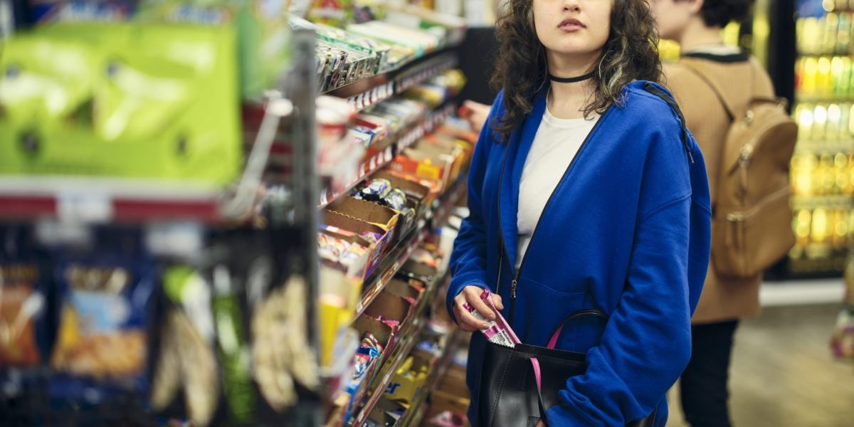 O furto em lojas tornou -se tão galopante que quase 60% dos compradores dizem que se sentem mais seguros para fazer compras on -line do que na loja