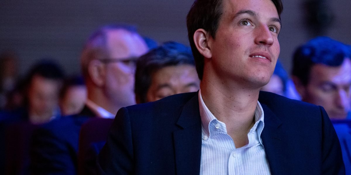 O herdeiro da LVMH Alexandre Arnault se juntará ao conselho da marca de esqui de ponta Moncler depois que a gigante francesa comprou uma participação de 10% em sua holding