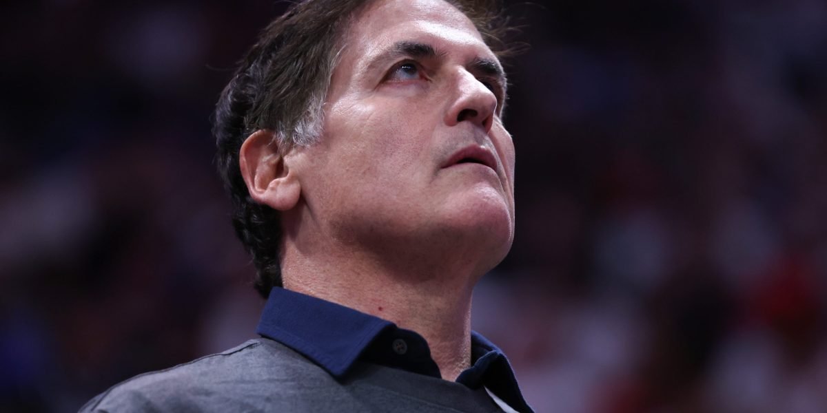 O investidor bilionário Mark Cuban alerta 'É assim que as recessões começam' quando cortes federais ondulam pela economia
