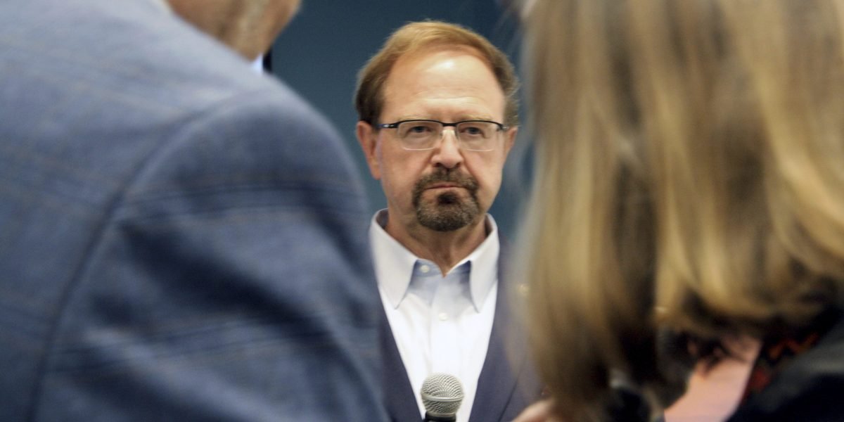 O membro da Câmara do Partido Republicano da Carolina do Norte acertou com zombarias, vaias e perguntas apontadas dos eleitores na visita em casa: 'Faça o seu trabalho'