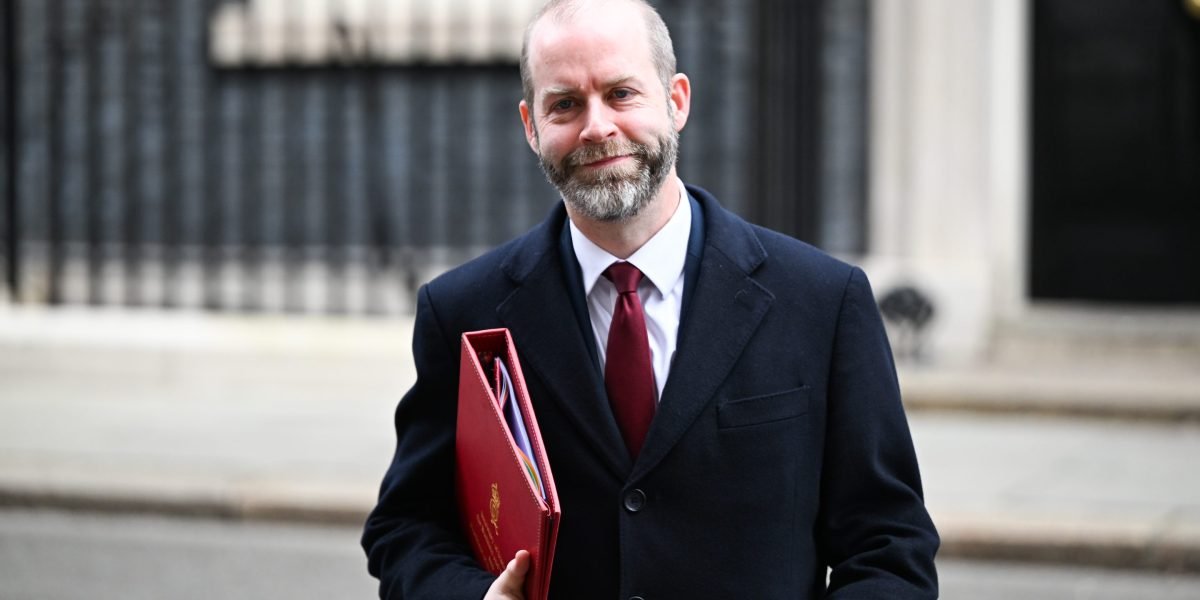 O ministro comercial do Reino Unido voa para Washington pedindo a Trump a poupar a Grã -Bretanha das tarifas de importação de aço