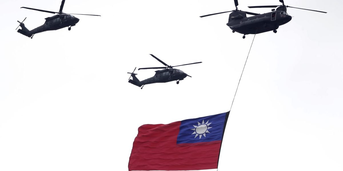 O presidente de Taiwan diz que o orçamento de defesa excederá 3% do PIB diante da crescente ameaça de Pequim