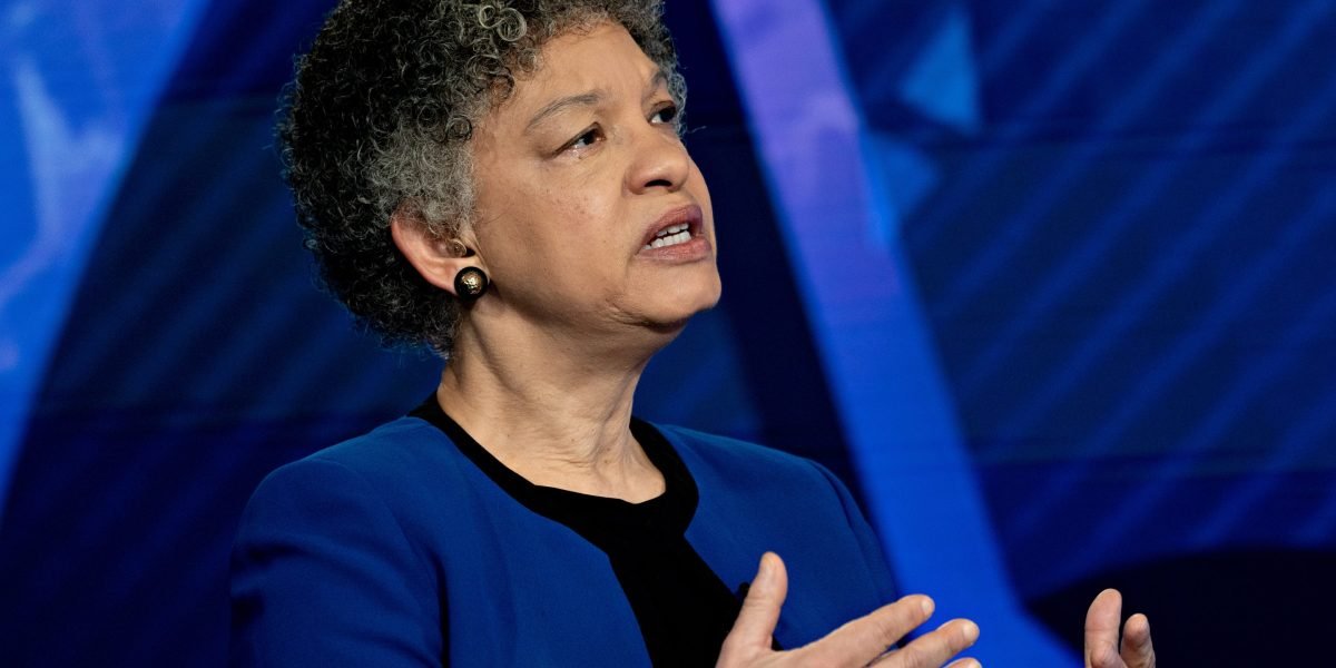 O presidente do Fed de Boston diz que a inflação induzida por tarifas 'parece inevitável'. Ela suspeita que o banco central manterá as taxas firmes por mais tempo