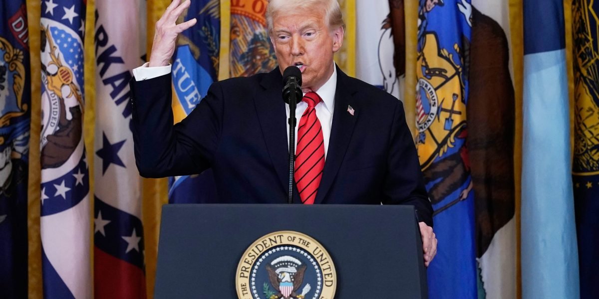 O principal escritório de advocacia promete pelo menos US $ 100 milhões em serviços jurídicos gratuitos em acordo para evitar a ordem da Casa Branca, enquanto duas outras empresas procuram