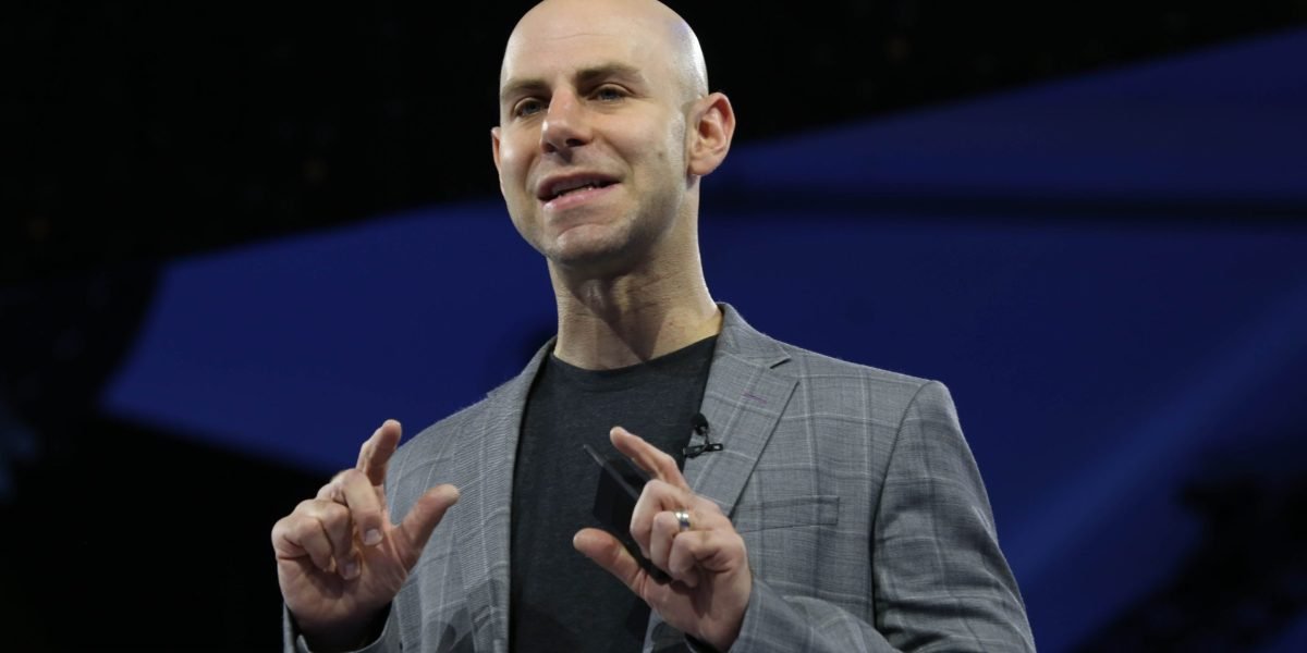 O principal psicólogo Adam Grant diz que não está nas mulheres para fechar a diferença salarial - é hora de os empregadores intensificarem