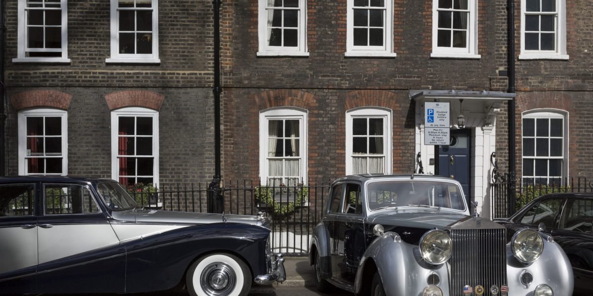 O proprietário da Rolls-Royce, Donald Trump, acabou de levar um martelo para o mercado de carros de luxo de US $ 8 bilhões no Reino Unido