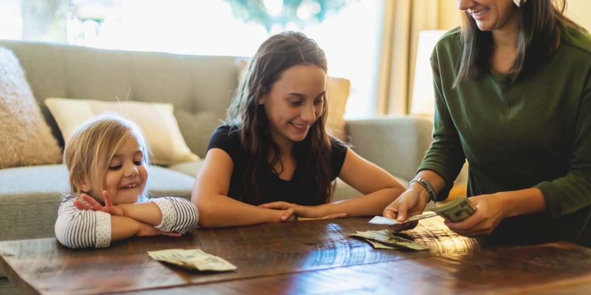 O relacionamento da sua família com o dinheiro afeta suas decisões de gastos. Como transformar seu 'DNA financeiro'