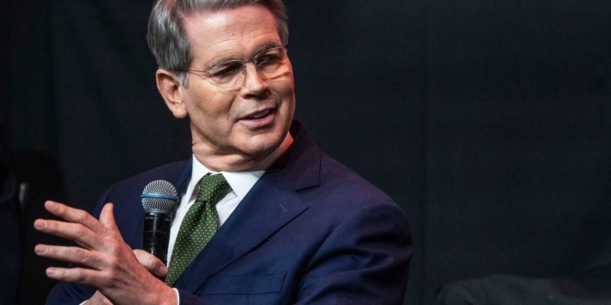 O secretário do Tesouro, Scott Bessent, diz que a economia pode desacelerar como parte de uma 'desintoxicação' dos gastos do governo