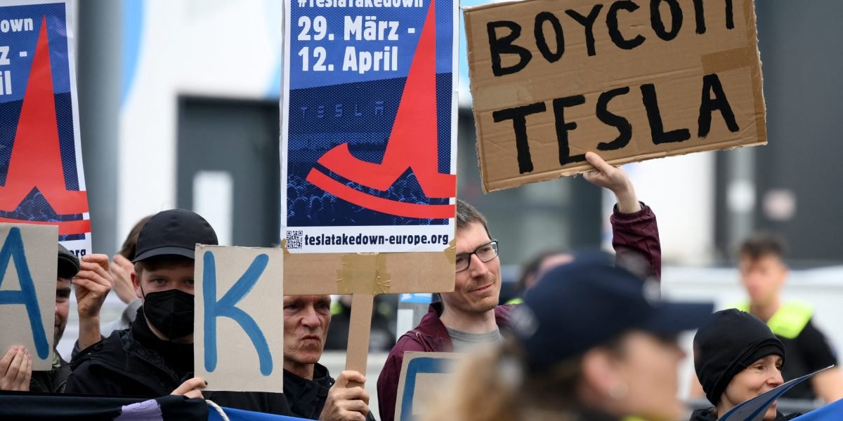 O sentimento antiamericano aumenta na Europa, enquanto Trump alimenta a raiva