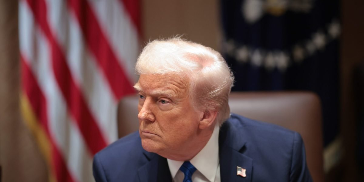 Os americanos ainda estão a bordo com os esforços de imigração de Trump - mas as ameaças tarifárias do presidente e os balanços do mercado de ações selvagens podem ser um problema