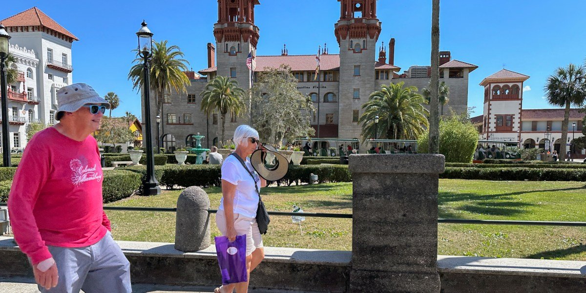 Os funcionários remotos estão se reunindo para uma cidade litorânea da Flórida turística. Os habitantes locais não estão felizes