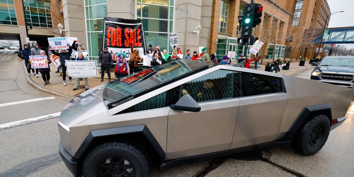 Os grupos Elon Musk gastaram mais de US $ 17 milhões na corrida de juízes de Wisconsin - a raça judicial mais cara da história americana