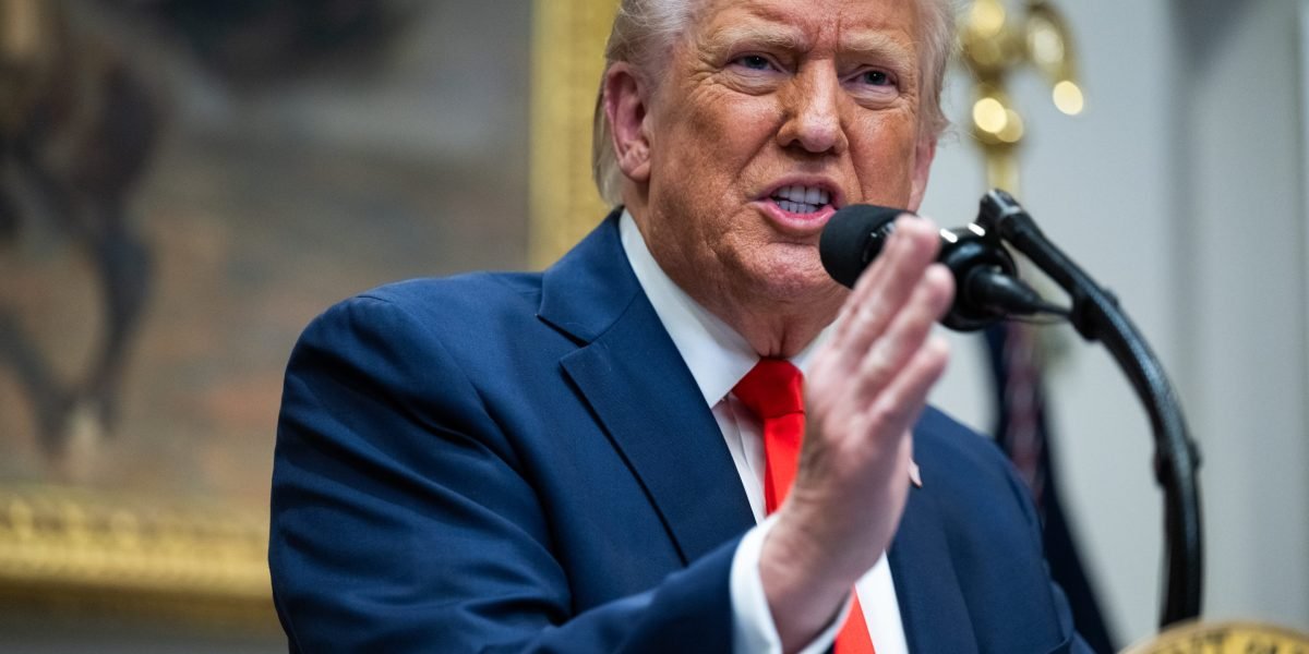 Os mercados globais caem como tarifas de Trump no Canadá, México e China Spark Comer Trade Wears