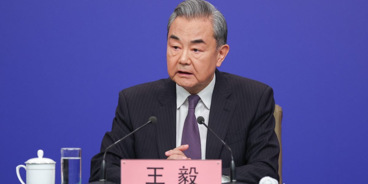 Os principais diplomatas da China explodem as tarifas de Trump como 'encontrar o bem com o mal' e se preocupar com um retorno à 'Lei da Jungina'